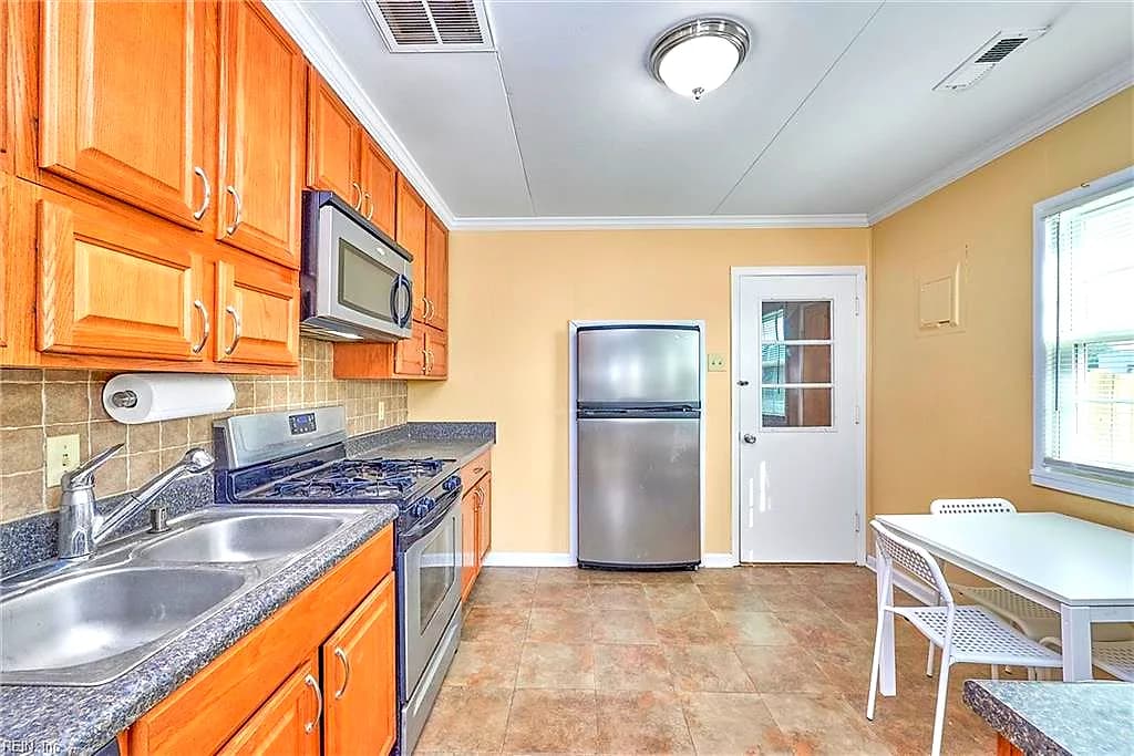 2015 Kensington DR, HAMPTON VA 23663 - Photo 4