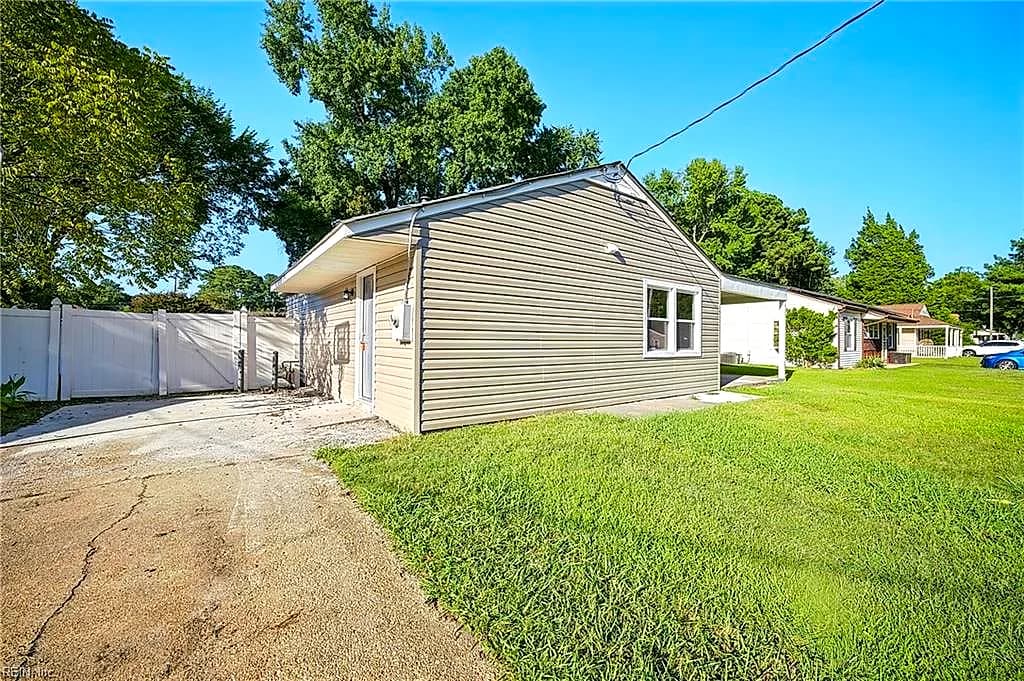 2426 Livesay RD, CHESAPEAKE VA 23323 - Photo 4