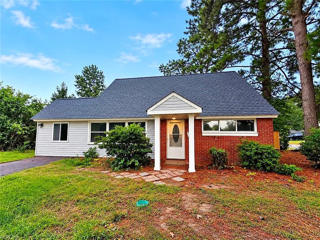 1801 S Lakeland DR, NORFOLK VA 23518 - Photo 2