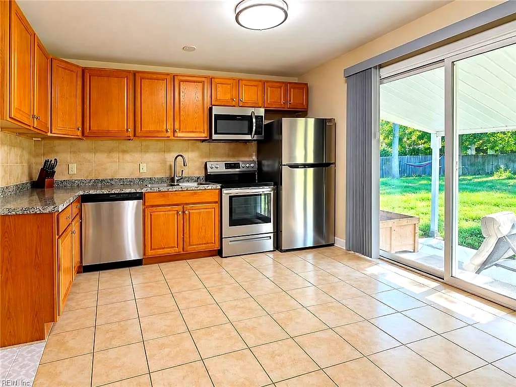 609 Charlton DR, HAMPTON VA 23666 - Photo 5