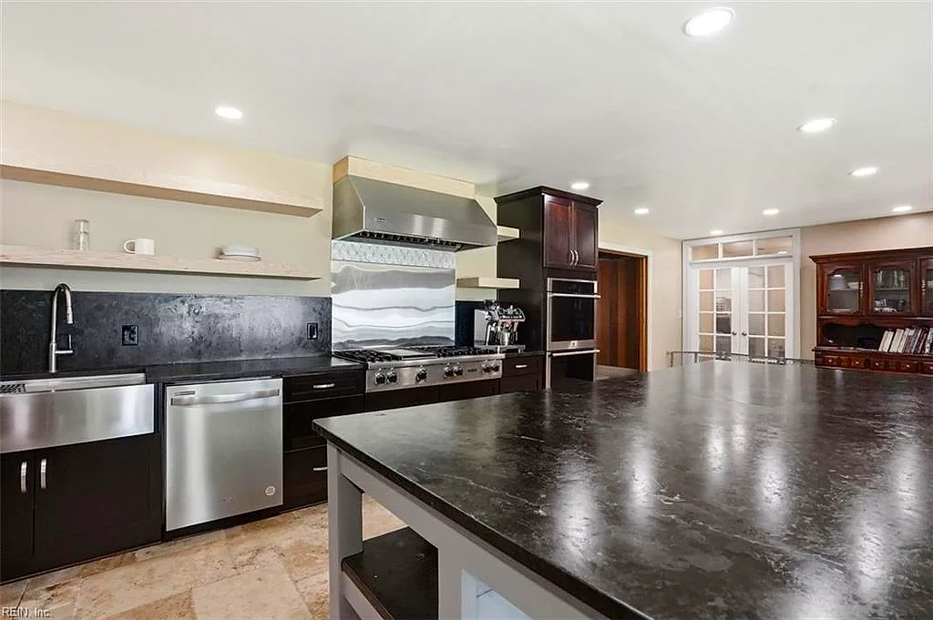2105 Sterling Point DR, PORTSMOUTH VA 23703