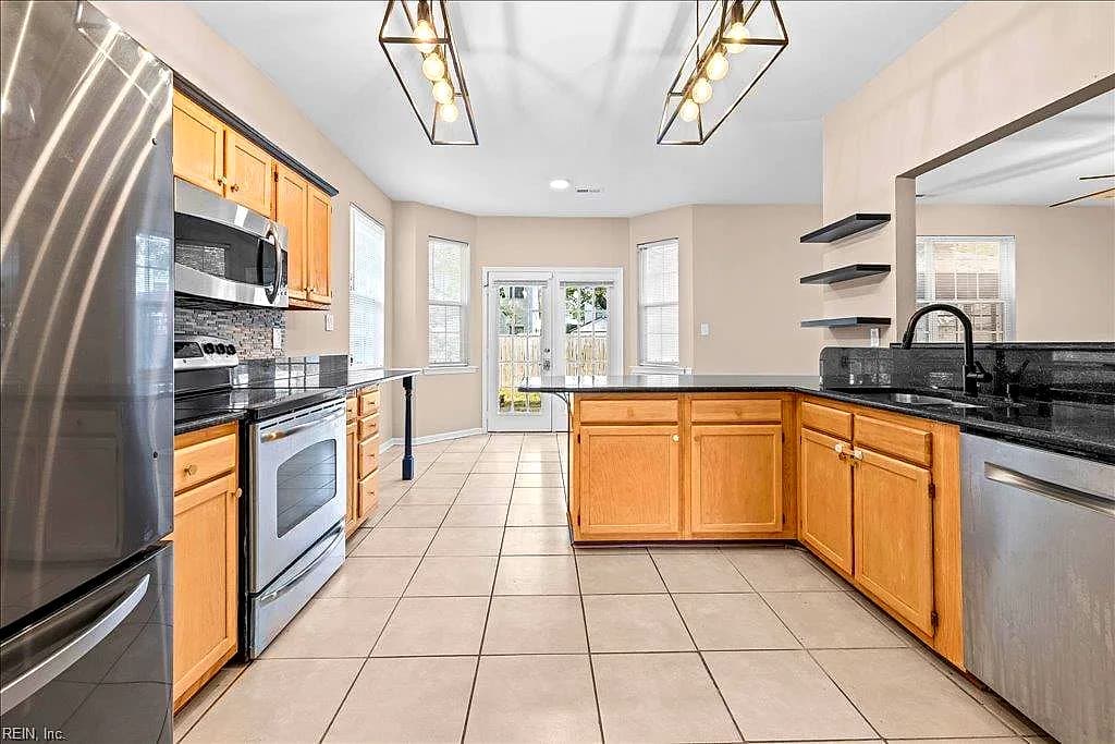 621 Windward DR, CHESAPEAKE VA 23320 - Photo 5