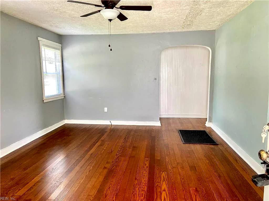 8024 W Glen RD, NORFOLK VA 23505 - Photo 4