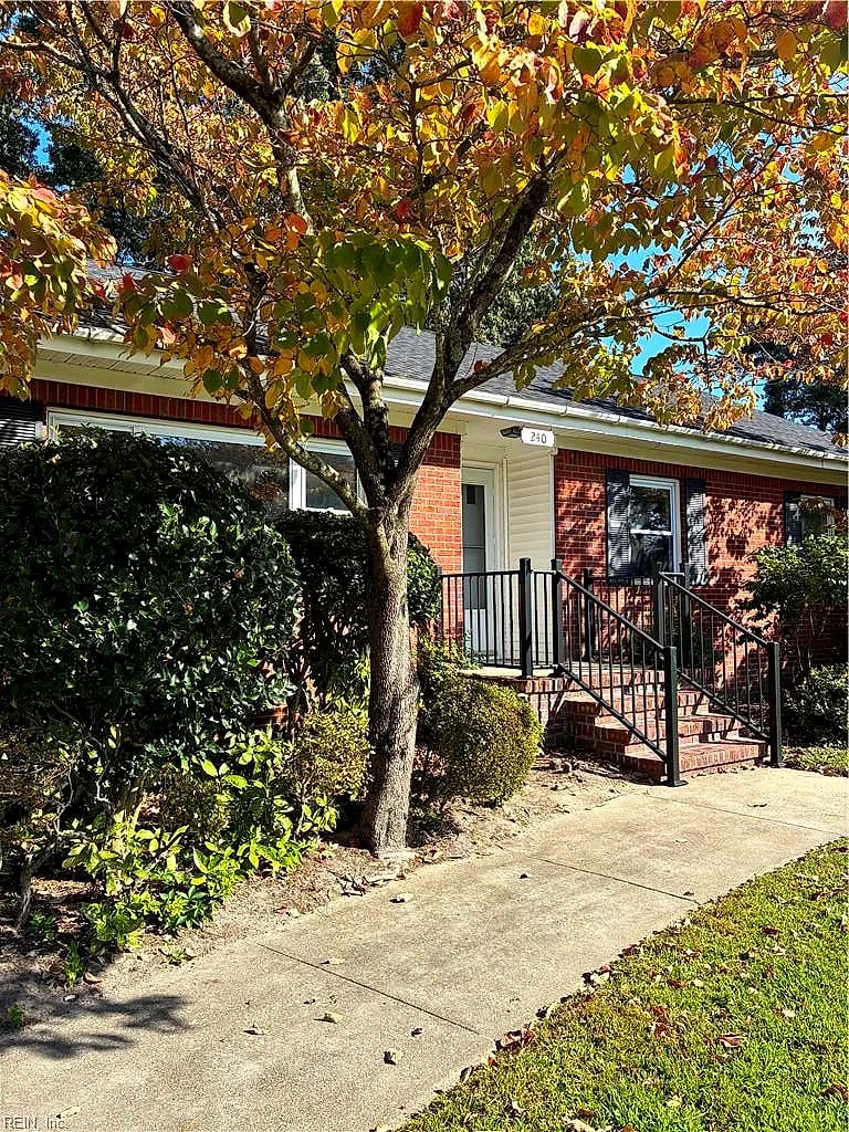 240 E McGinnis CIR, NORFOLK VA 23502