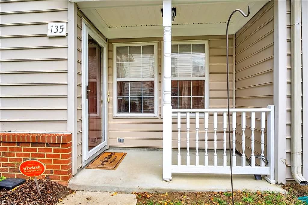 135 White Cedar LN, YORKTOWN VA 23693 - Main photo