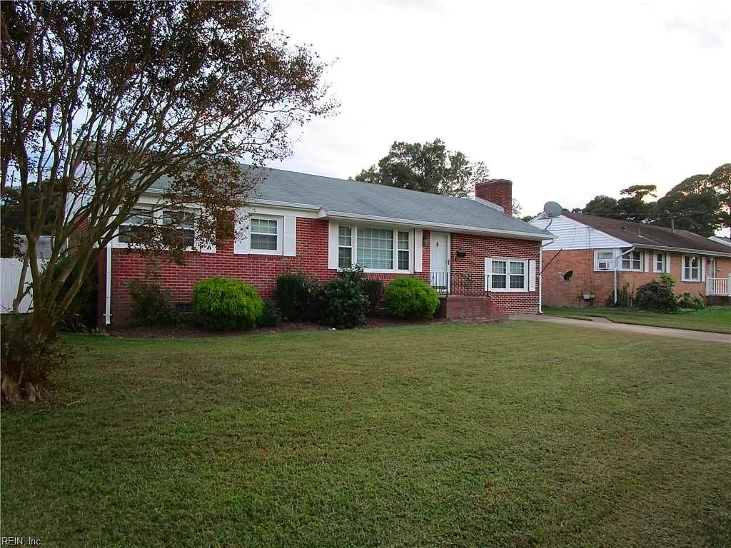 14 Woodburn Dr, Hampton, VA