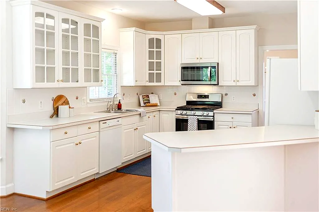 304 Barrington LN, YORKTOWN VA 23693 - Photo 2