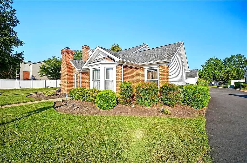 22 Williamsburg DR, HAMPTON VA 23666 - Photo 4