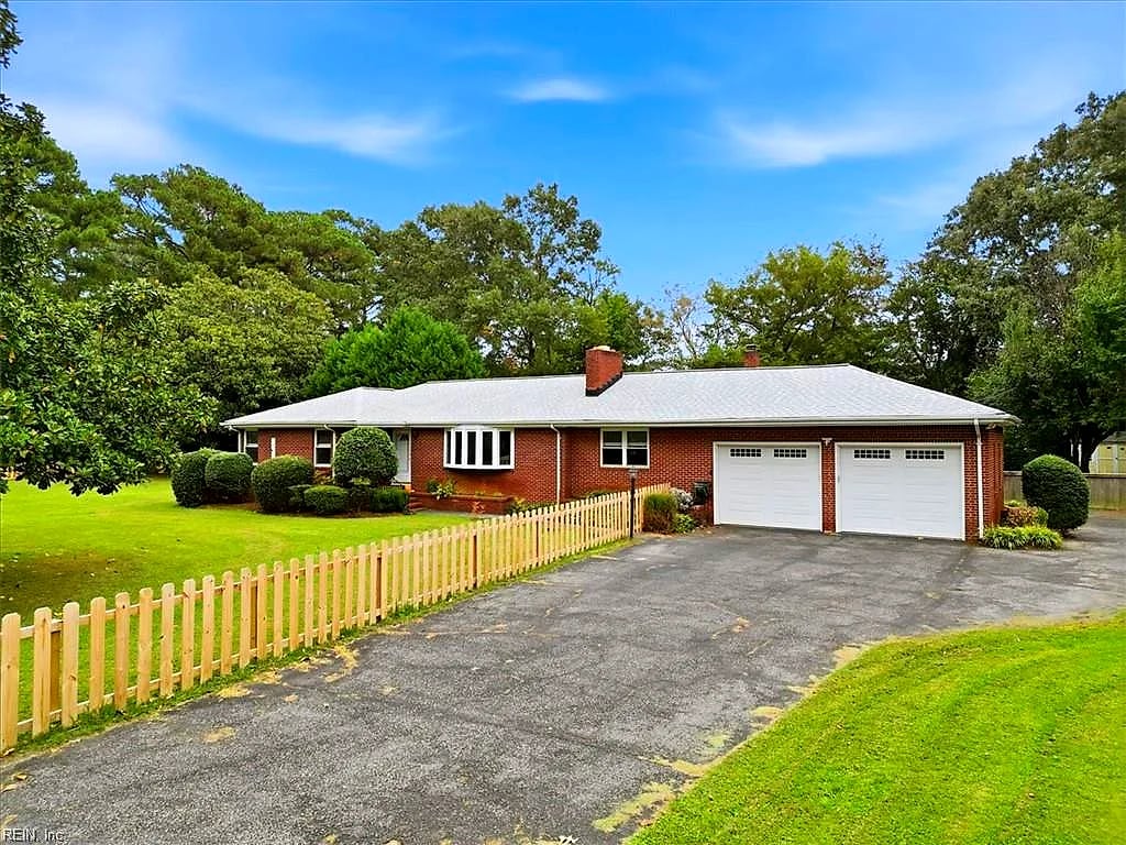 2016 Oak Leaf Ln, Virginia Beach, VA