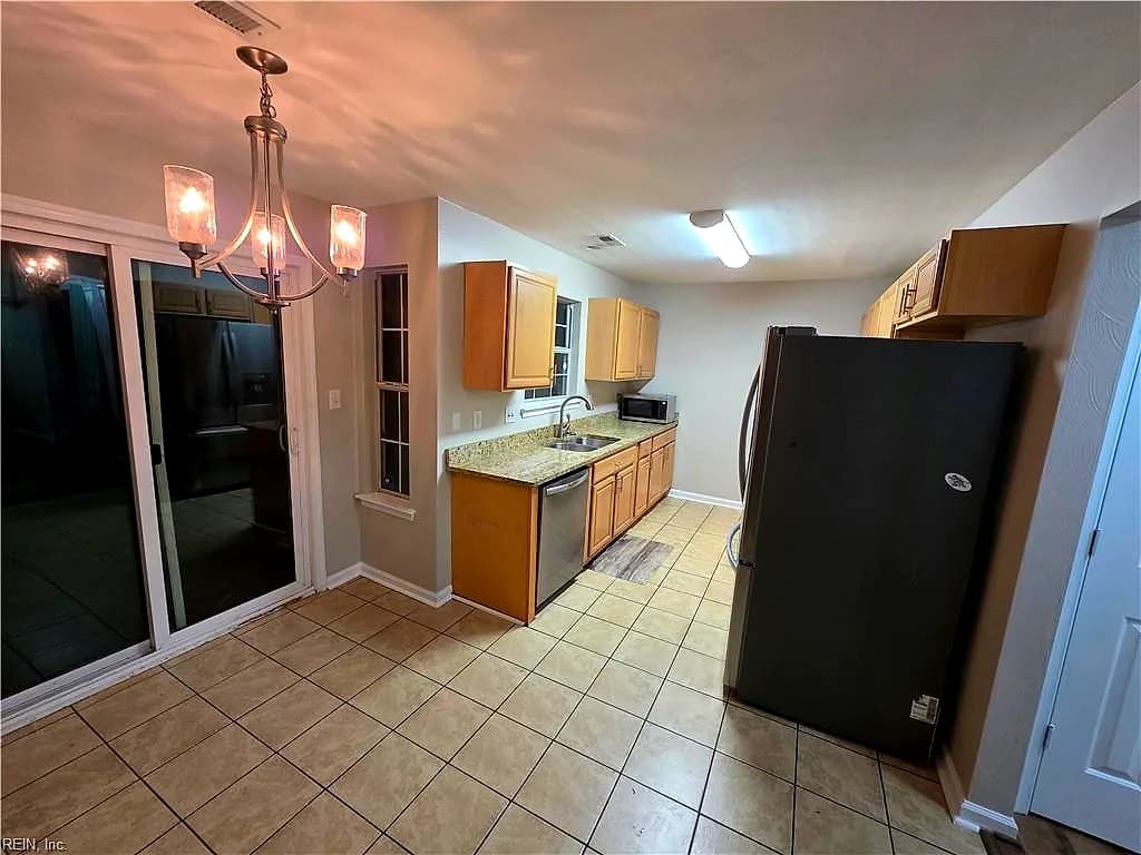 349 Circuit LN, NEWPORT NEWS VA 23608 - Photo 4
