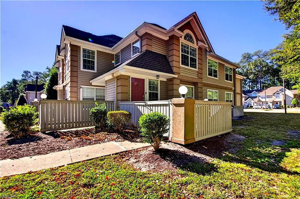 322 Gainsborough SQ, CHESAPEAKE VA 23320 - Photo 2