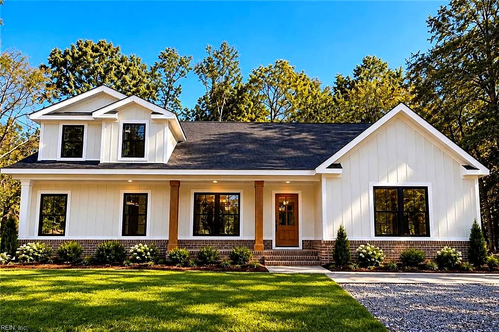 19005 Longview DR, Windsor — 4 bed Residential, 2,580 sqft